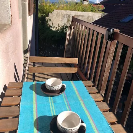 Dans La Vieille Ville, En Face Du Chateau *