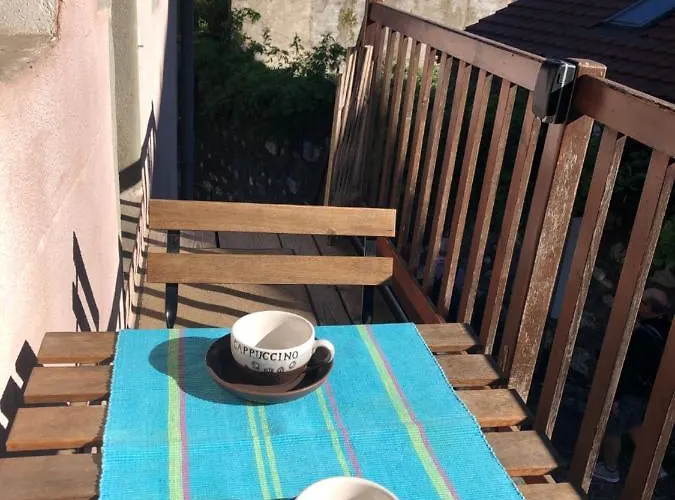 Dans La Vieille Ville, En Face Du Chateau *